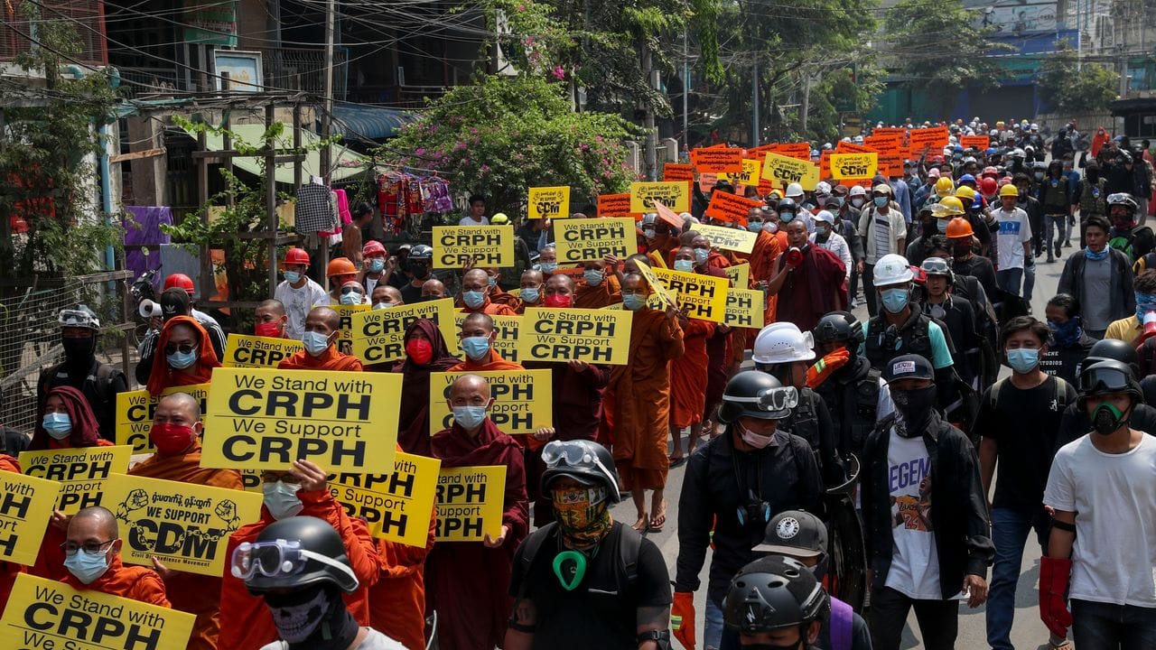 Buddhistische Mönche zeigen sich bei einem Protest gegen Myanmars Militärjunta solidarisch mit dem "Committee Representing Pyidaungsu Hluttaw" (CRPH).