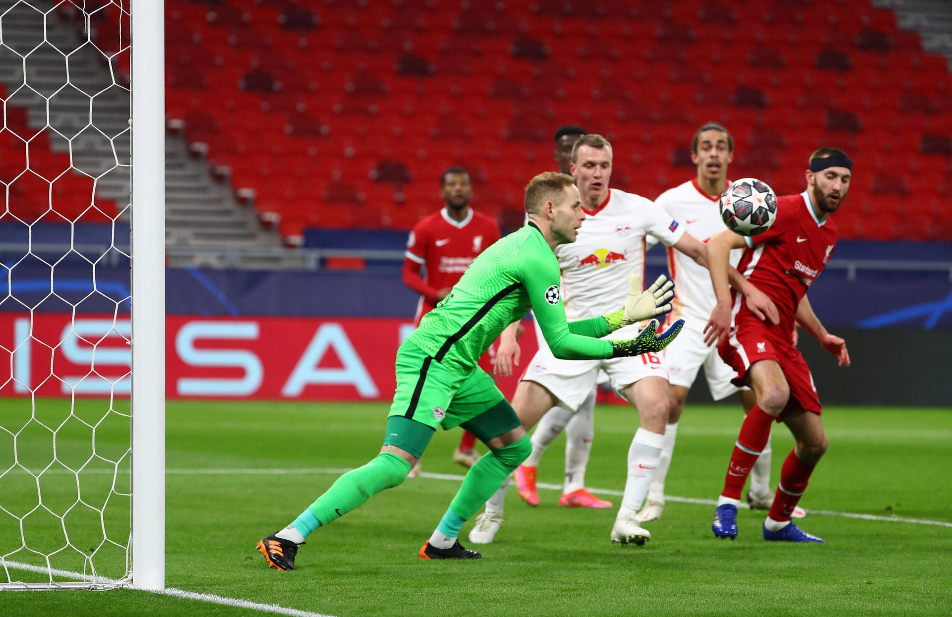 Peter Gulasci: Reagierte herausragend bei Diogos Kopfball (19.) und gut beim Schuss des Portugiesen (41.). Verhinderte zudem nach 24 Minuten den Rückstand, als er sich gegen Salah breit machte. Auch sonst ein gewohnt souveräner Rückhalt seines Teams. Bester Leipziger an diesem Abend. Note 2