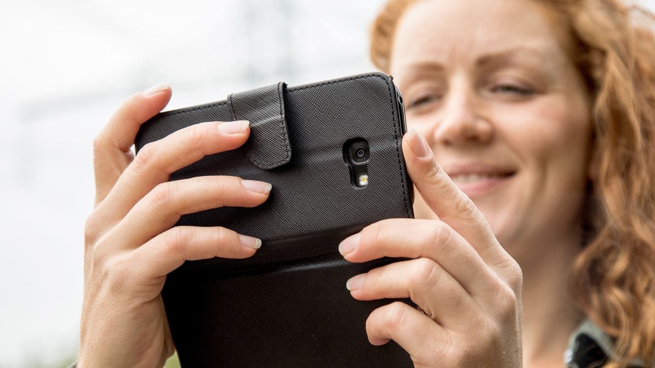 Flip Cases schützen Smartphones ziemlich gut und ersetzen im Prinzip eine Versicherung, sagen Expertinnen.
