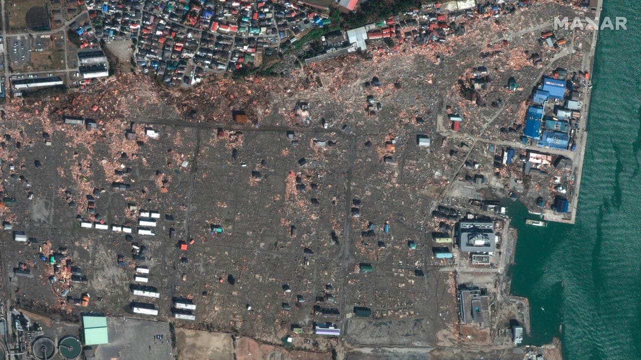 Dieses Satellitenbild zeigt das Ausmaß der Zerstörung infolge des schweren Erdbebens in Ishinomaki.