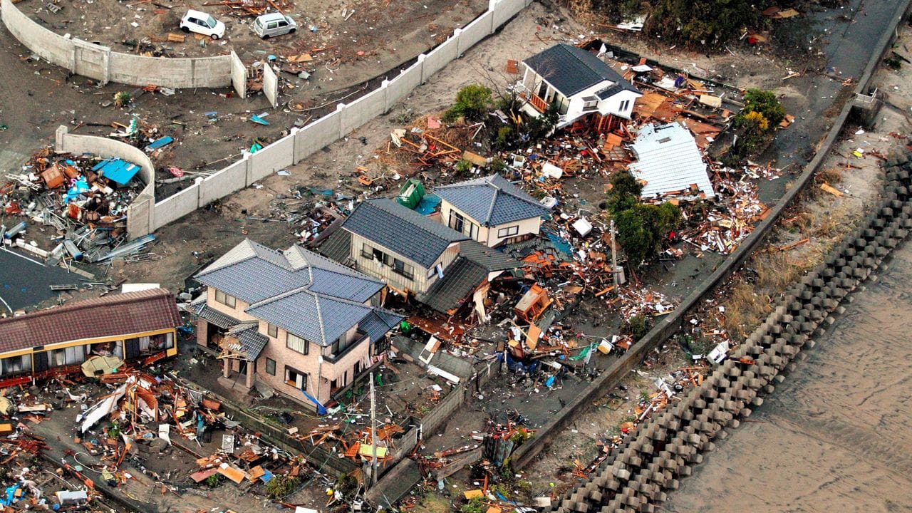 Vor zehn Jahren: Häuser in Iwaki, die durch die Tsunami-Fluten nach dem Tohoku-Erdbeben in der Präfektur Fukushima zerstört wurden.
