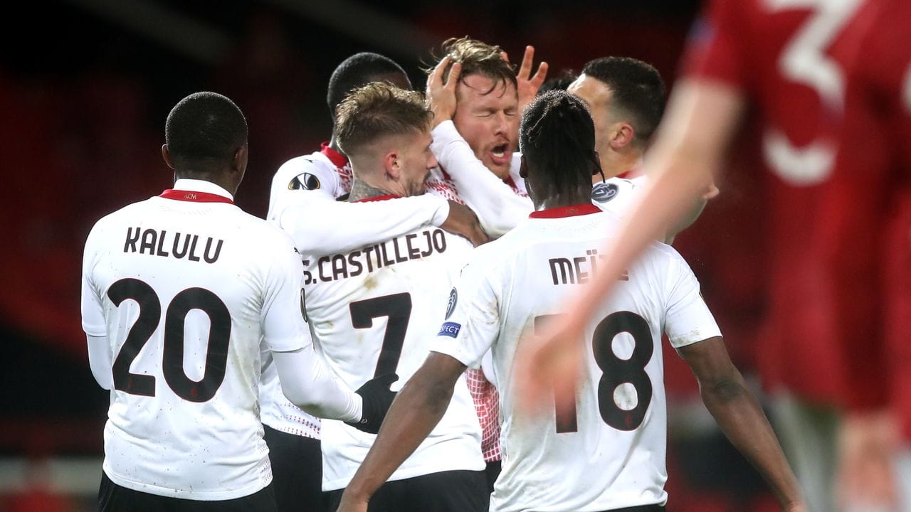 Der Ex-Wolfsburger Simon Kjaer (M) rettete dem AC Mailand in der Nachspielzeit ein Remis bei Manchester United.