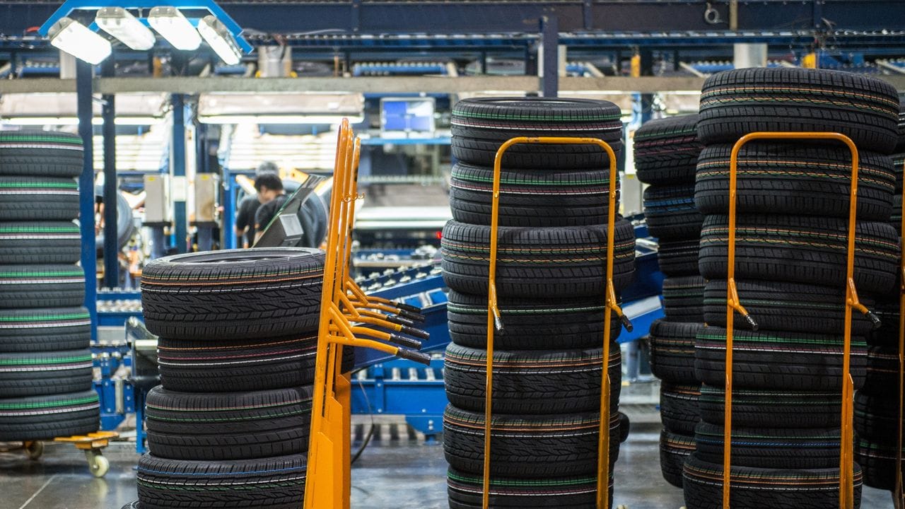 Schwarzes Gold: Reifenhersteller wie etwa Continental entwickeln spezielle Reifen für die Anforderungen von E-Autos.