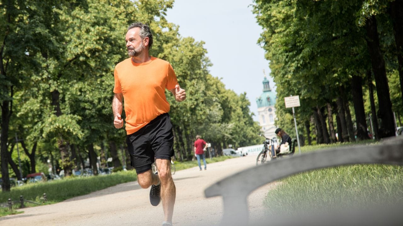 Bewegung ist essentiell, um verklebten Faszien und daraus resultierenden Schmerzen vorzubeugen.