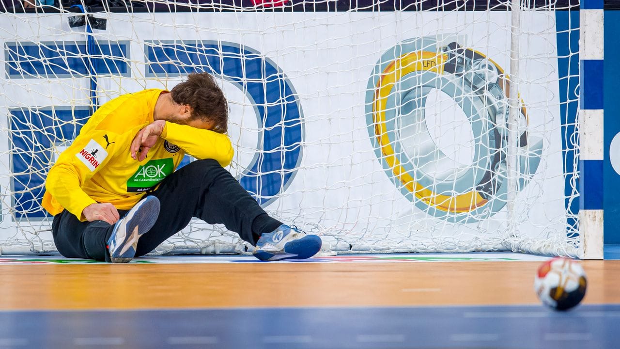 Die deutschen Handballer spielen gegen Schweden ohne Torwart Andreas Wolff. Die deutschen Handballer spielen gegen Schweden ohne Torwart Andreas Wolff.