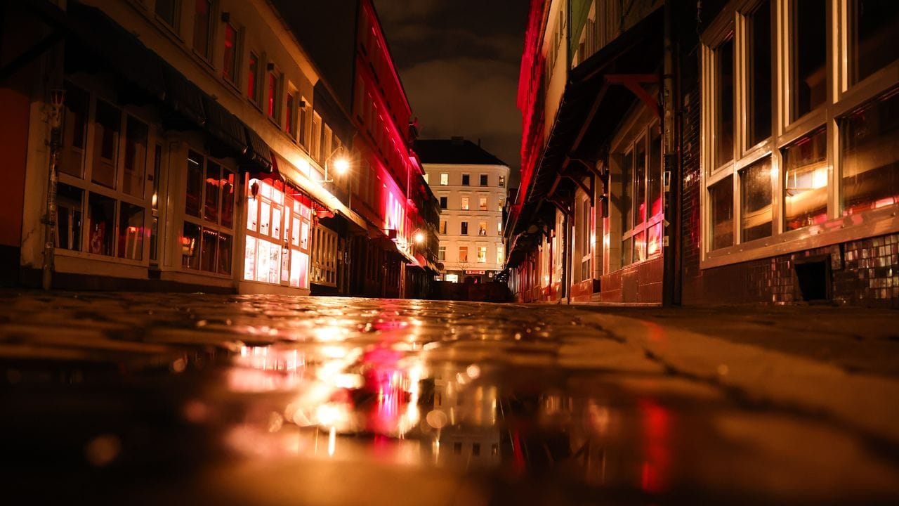 Menschenleer und nahezu unbeleuchtet ist die legendäre Herbertstraße im Rotlichtviertel an der Reeperbahn auf St. Menschenleer und nahezu unbeleuchtet ist die legendäre Herbertstraße im Rotlichtviertel an der Reeperbahn auf St.