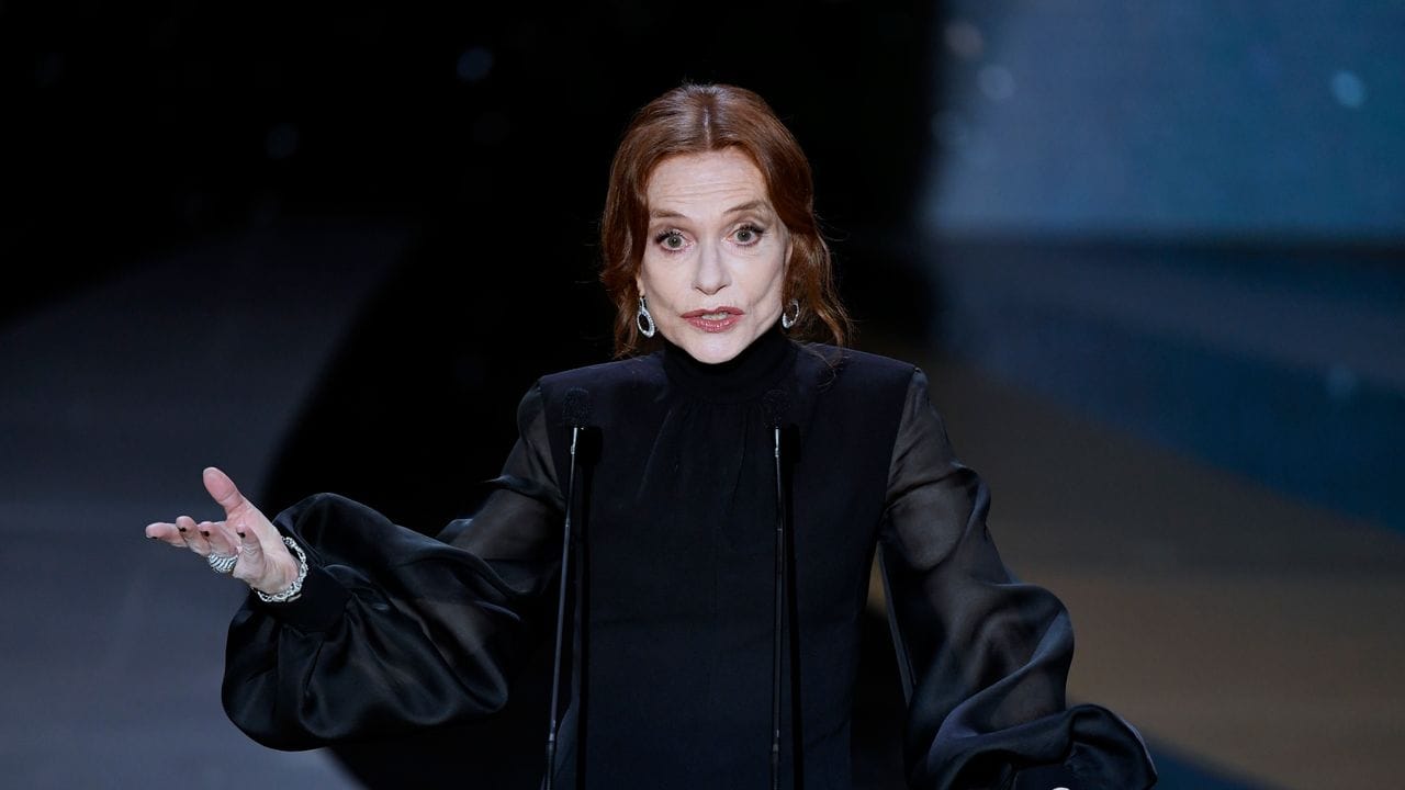 Isabelle Huppert fordert bei der Preisverleihung die Öffnung der Kinosäle, die wegen der Pandemie seit Ende Oktober geschlossen sind. Isabelle Huppert fordert bei der Preisverleihung die Öffnung der Kinosäle, die wegen der Pandemie seit Ende Oktober geschlossen sind.