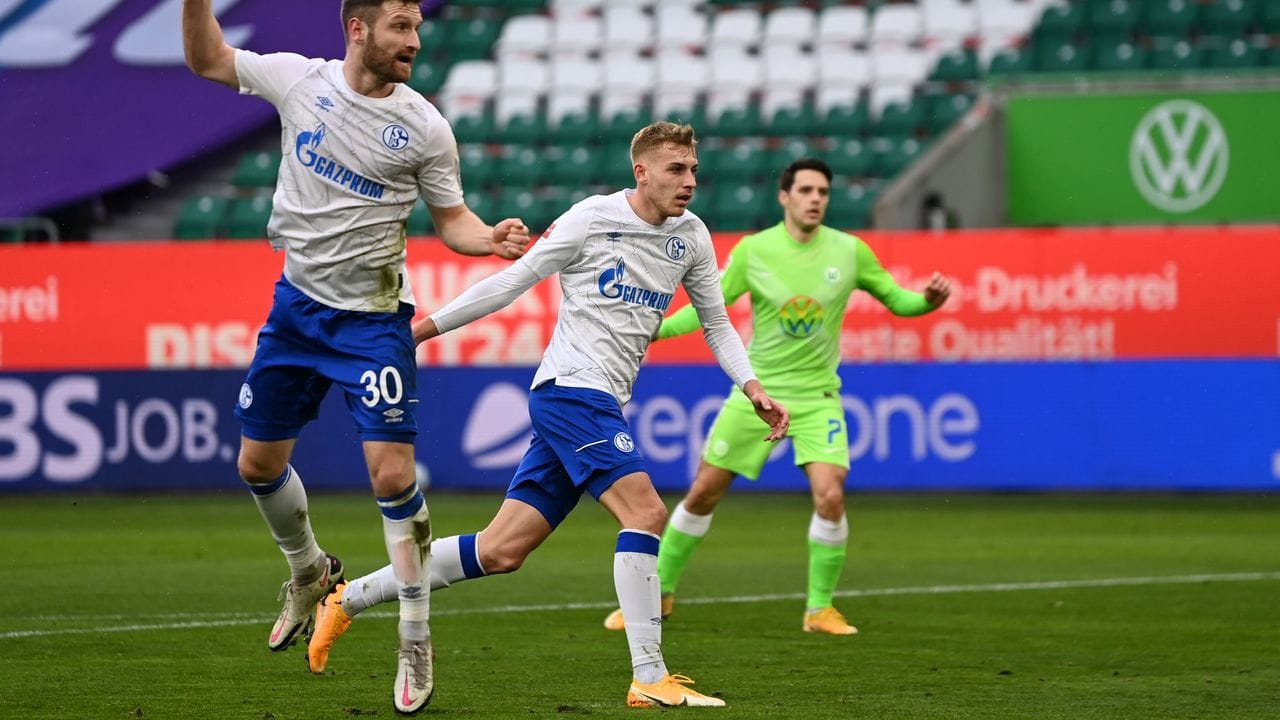 Schalkes Shkodran Mustafi (l) köpft den Ball zur Wolfsburger Führung ins eigene Tor.