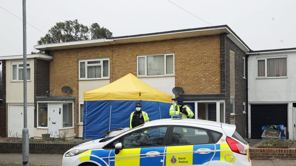 Die Polizei steht vor einem Haus in Deal in der Grafschaft Kent.