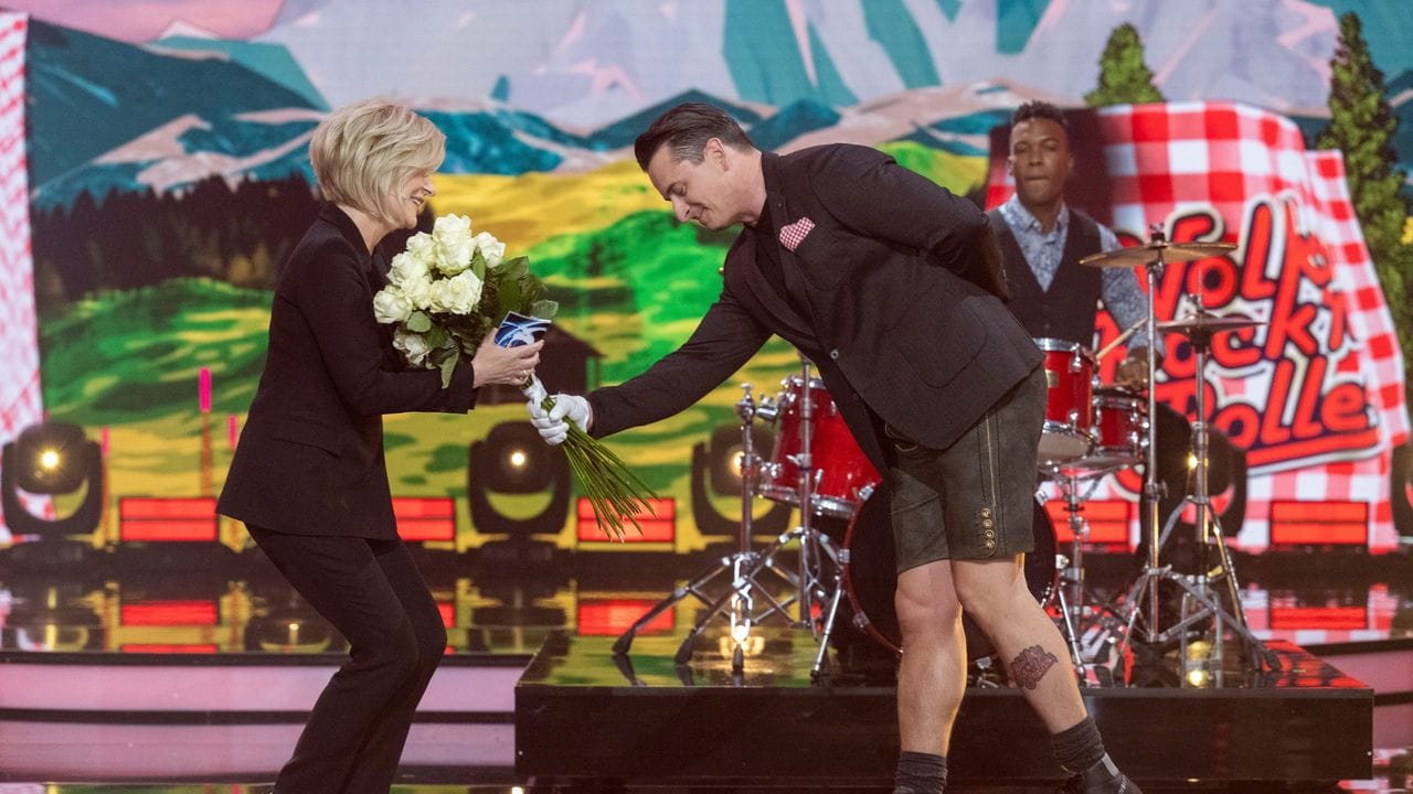 Zum Abschied bekommt Carmen Nebel Rosen von Andreas Gabalier. Zum Abschied bekommt Carmen Nebel Rosen von Andreas Gabalier.