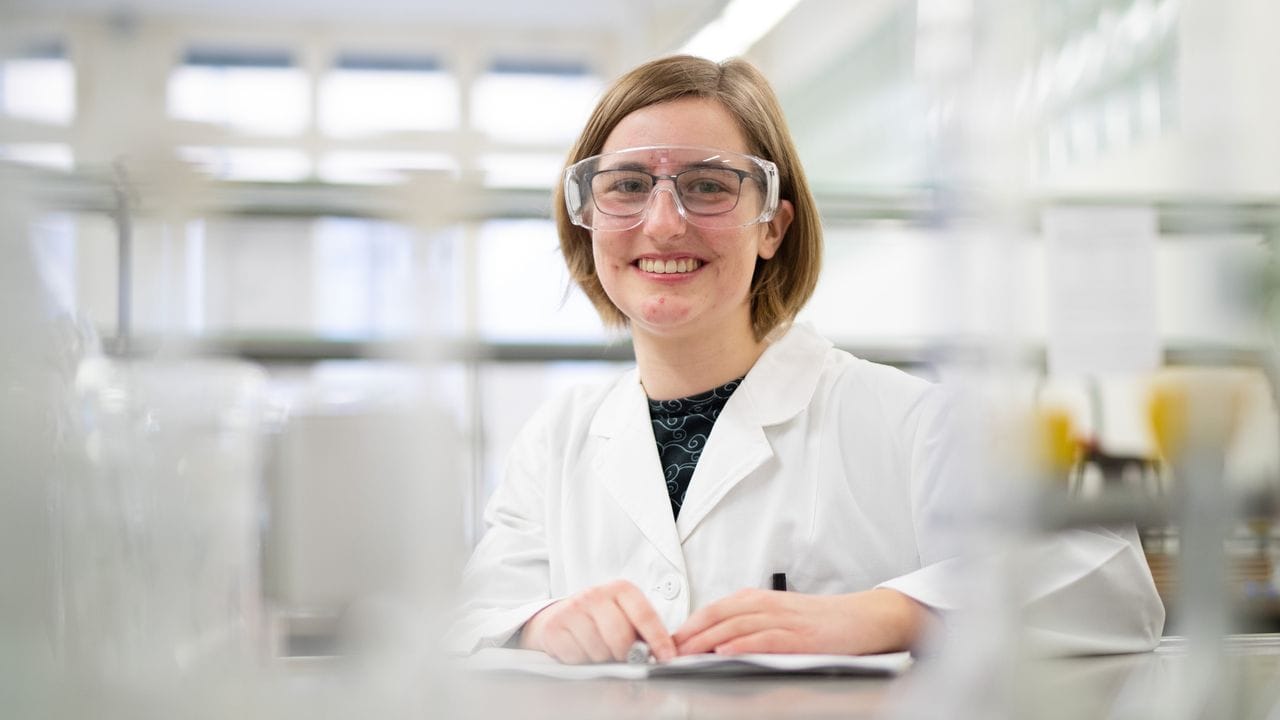 Später will sie in die Forschung: Svenja Gröbel macht eine Ausbildung zur Chemisch-technischen Assistentin.