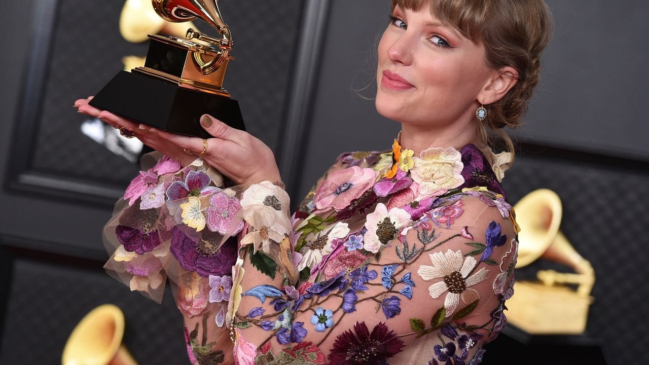 Taylor Swift ist die erste Frau in der Geschichte der Grammys, die drei Mal in der Kategorie "Album des Jahres" gewonnen hat.