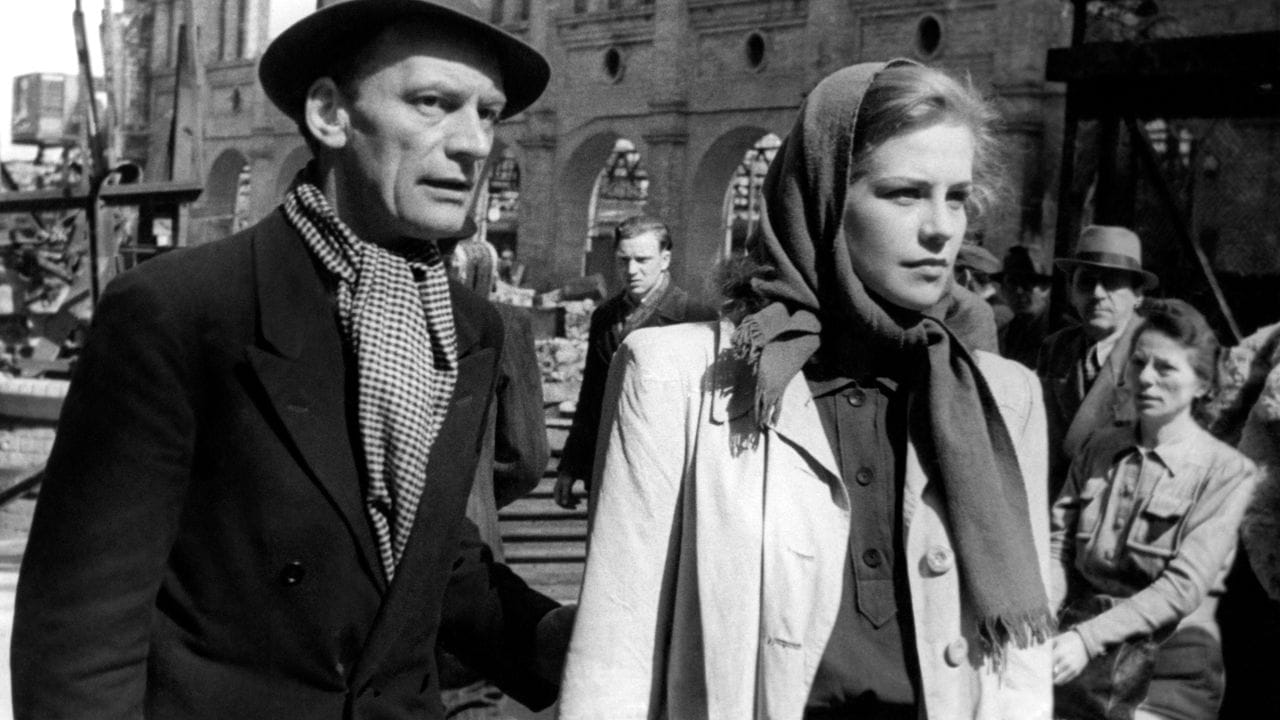 Regisseur Wolfgang Staudte und Hildegard Knef als Susanne Wallner in einer Szene des Films "Die Mörder sind unter uns" (1946).