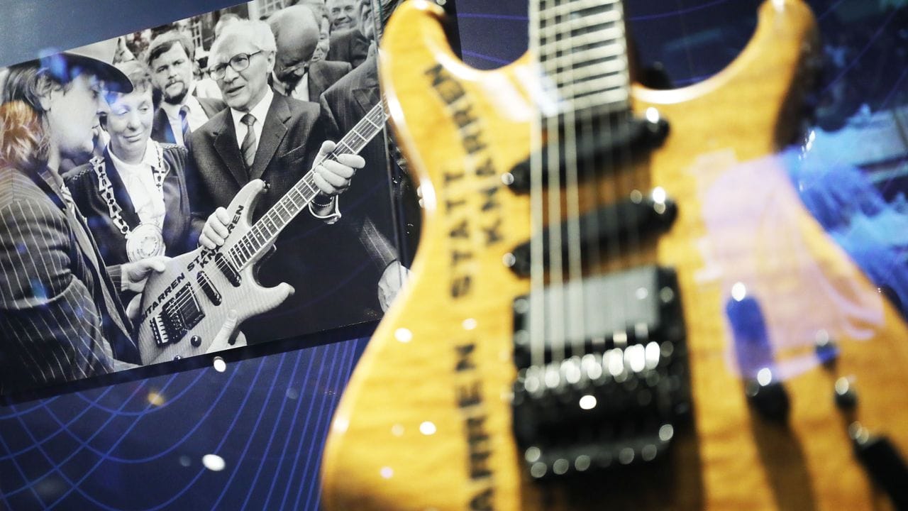 Die Gitarre, die Udo Lindenberg 1987 Erich Honecker in Wuppertal überreichte.