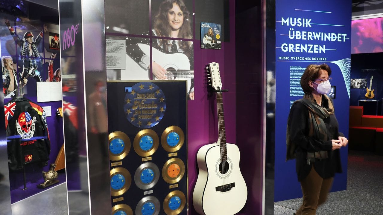 Die Gitarre der Schlagersängerin Nicole im Bonner Haus der Geschichte.