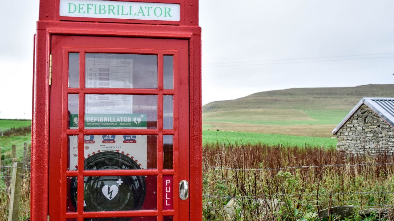 Telefonzelle als Standort für einen Defibrillator auf den Orkney-Inseln. Telefonzelle als Standort für einen Defibrillator auf den Orkney-Inseln.