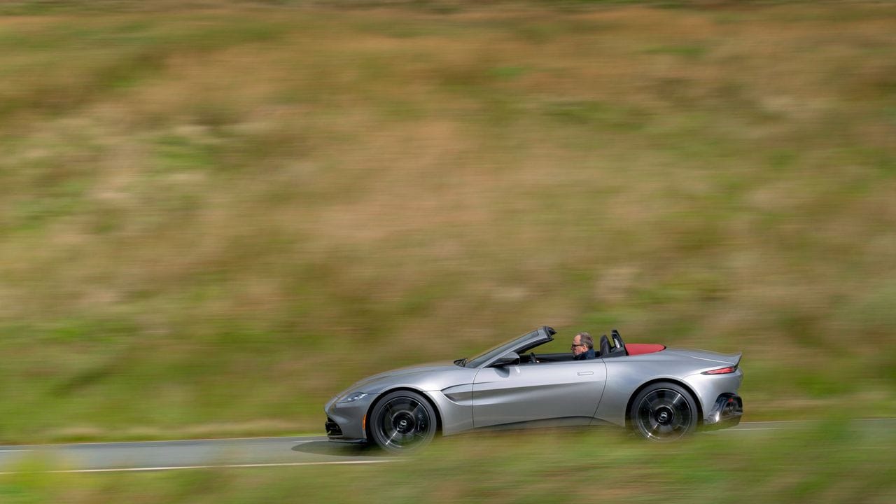 Ausreichend motorisiert und mit klassischer Silhouette: Der V8 im Aston Martin Vantage Roadster leistet über 500 PS.