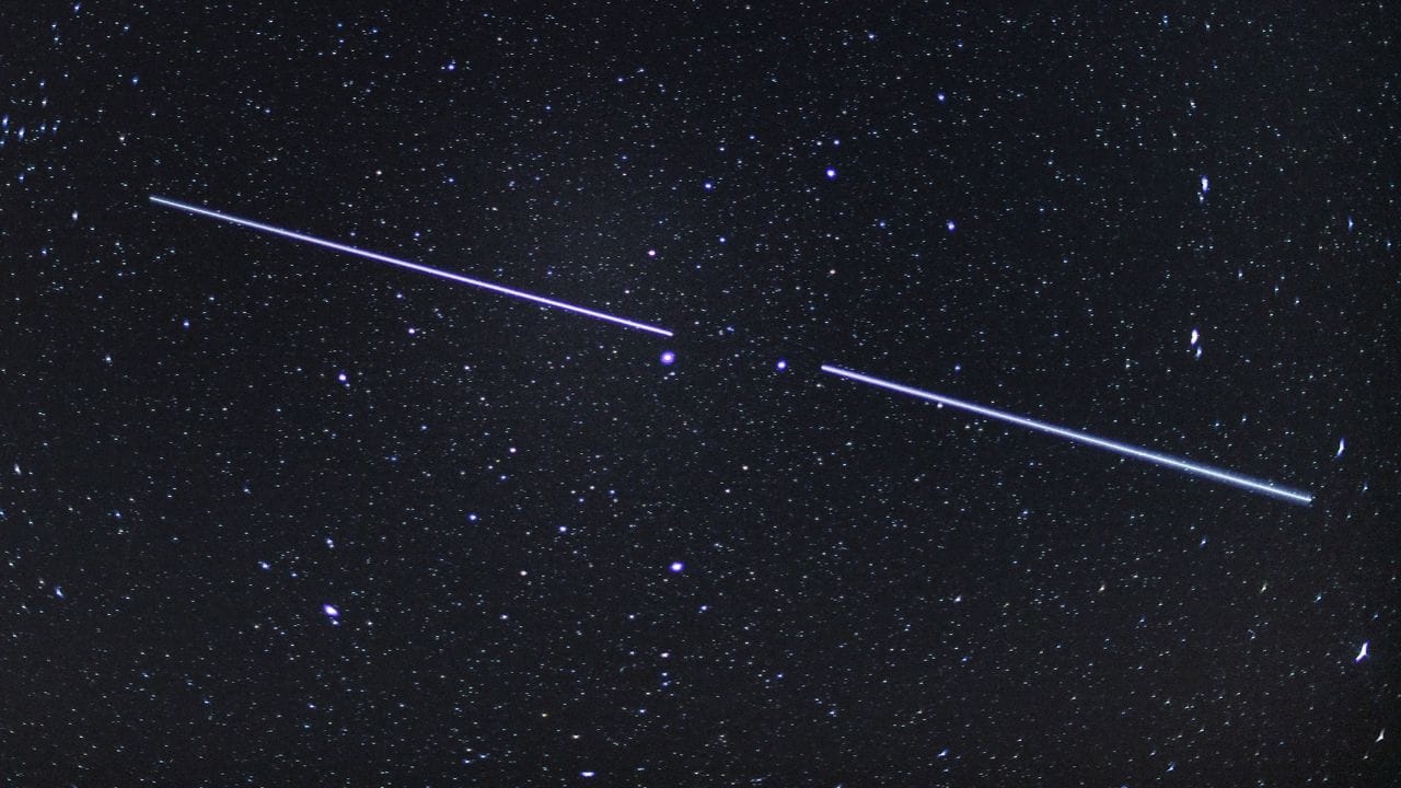 Sie bringen Internet auf die Erde: Zwei Starlink-Satelliten als Lichtstreifen am Nachthimmel, aufgenommen mit 15 Sekunden Belichtungszeit.
