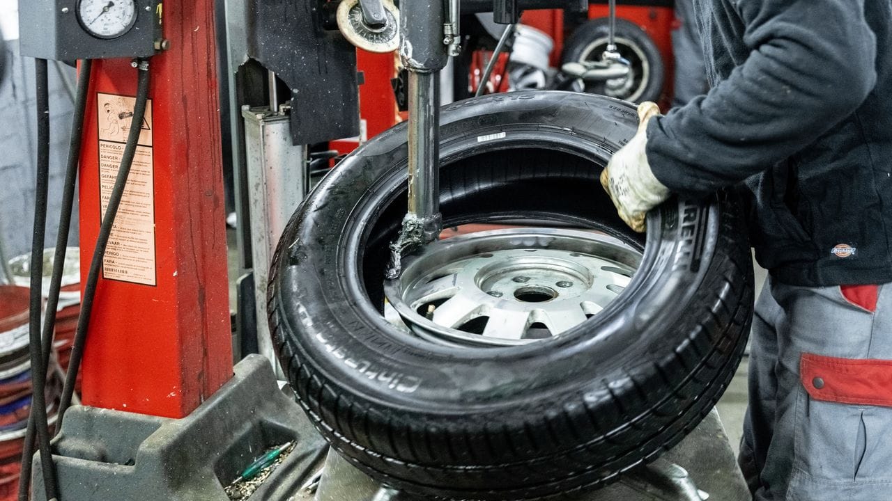 Für manche Autofahrer können sich auch Ganzjahresreifen als Alternative zum saisonalen Wechsel anbieten. Für manche Autofahrer können sich auch Ganzjahresreifen als Alternative zum saisonalen Wechsel anbieten.