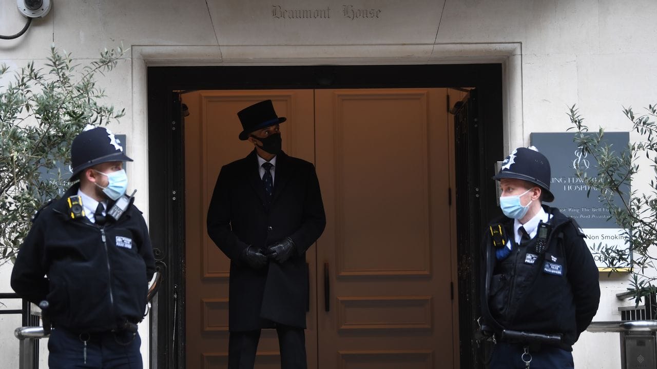 Ein Pförtner und zwei Polizisten bewachen den Haupteingang des King Edward VII. Ein Pförtner und zwei Polizisten bewachen den Haupteingang des King Edward VII.