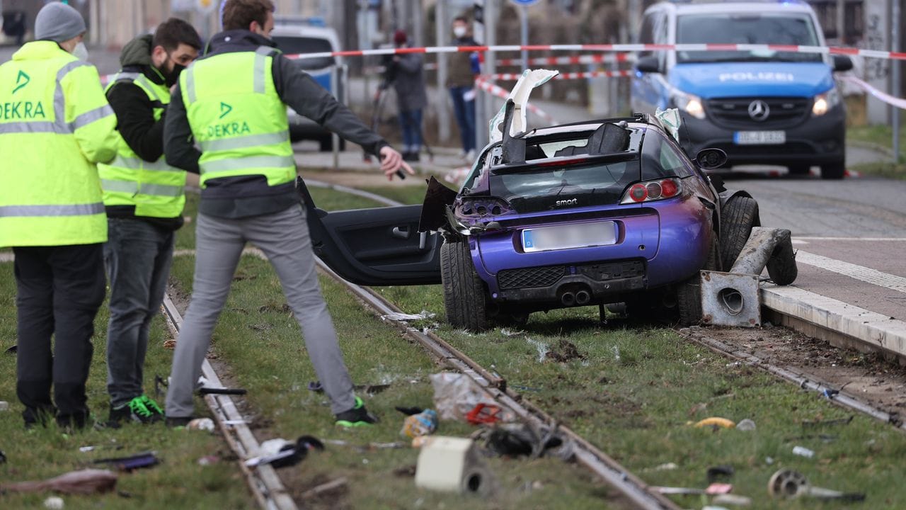 Ein Autofahrer ist in Leipzig in eine Menschengruppe gefahren und hat zwei Menschen getötet. Ein Autofahrer ist in Leipzig in eine Menschengruppe gefahren und hat zwei Menschen getötet.