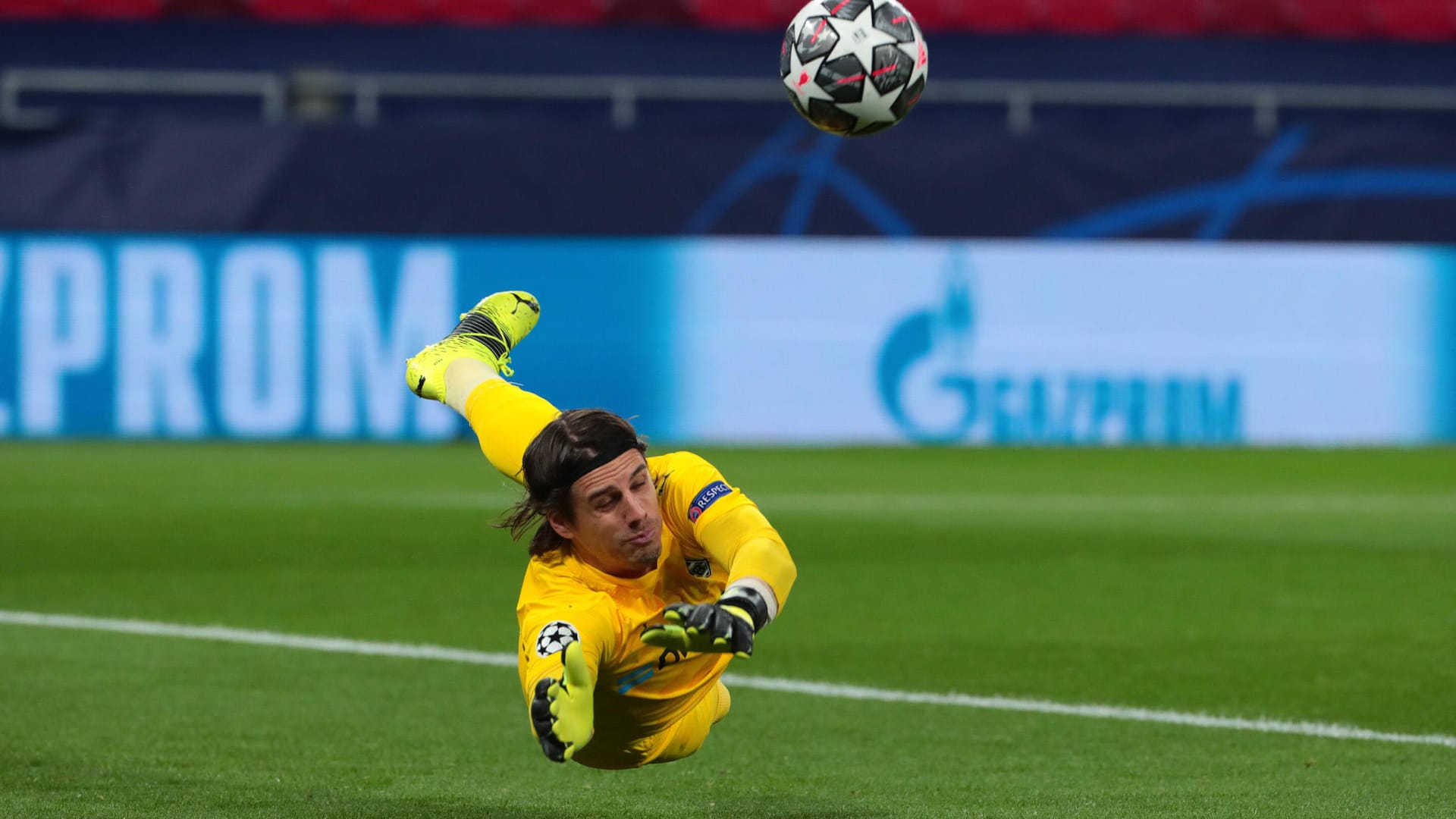 Yann Sommer: Parierte gleich zum Start stark. War chancenlos bei den ersten beiden Gegentoren. Verhinderte eine noch höhere Niederlage. Gladbachs bester Mann an diesem Abend. Note: 3