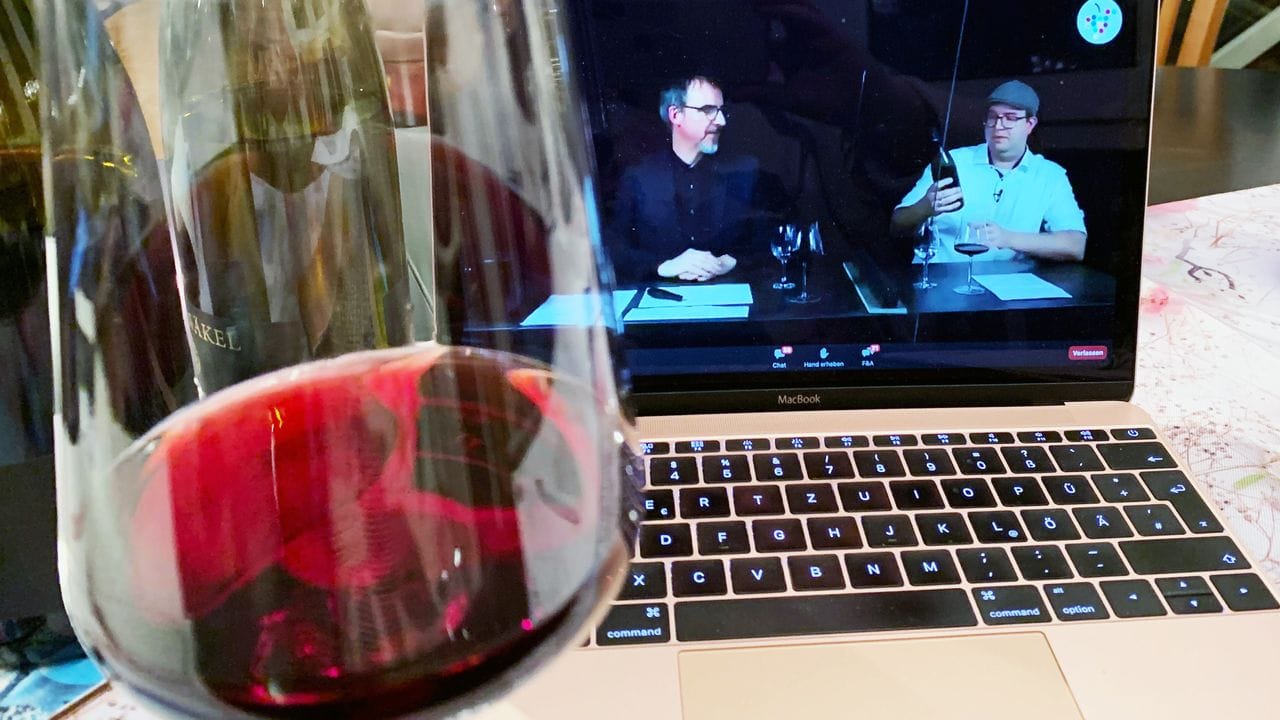 Inhaber des International Wine Institute Alexander Kohnen (links) und Winzer Peter Kriechel führen durch die digitale Weinprobe.