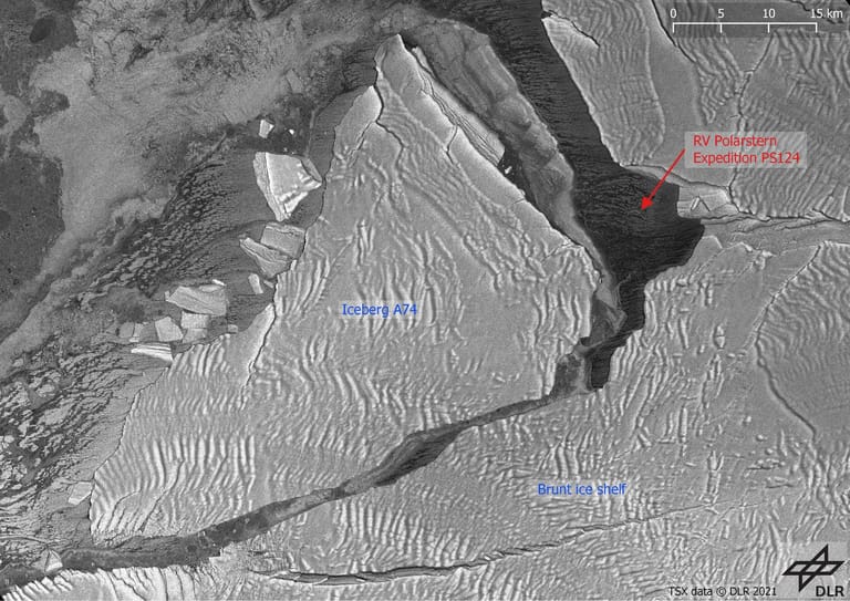 TerraSAR-X Satellitenaufnahme der Polarstern im Spalt zwischen Brunt-Schelfeis und Eisberg A74 im antarktischen Weddellmeer.