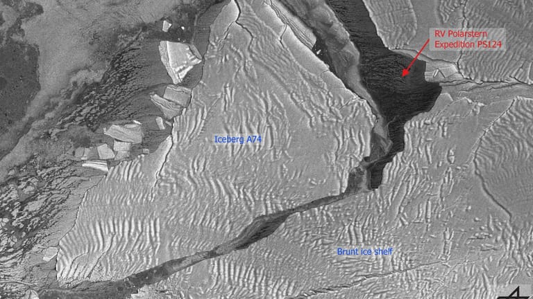 TerraSAR-X Satellitenaufnahme der Polarstern im Spalt zwischen Brunt-Schelfeis und Eisberg A74 im antarktischen Weddellmeer.