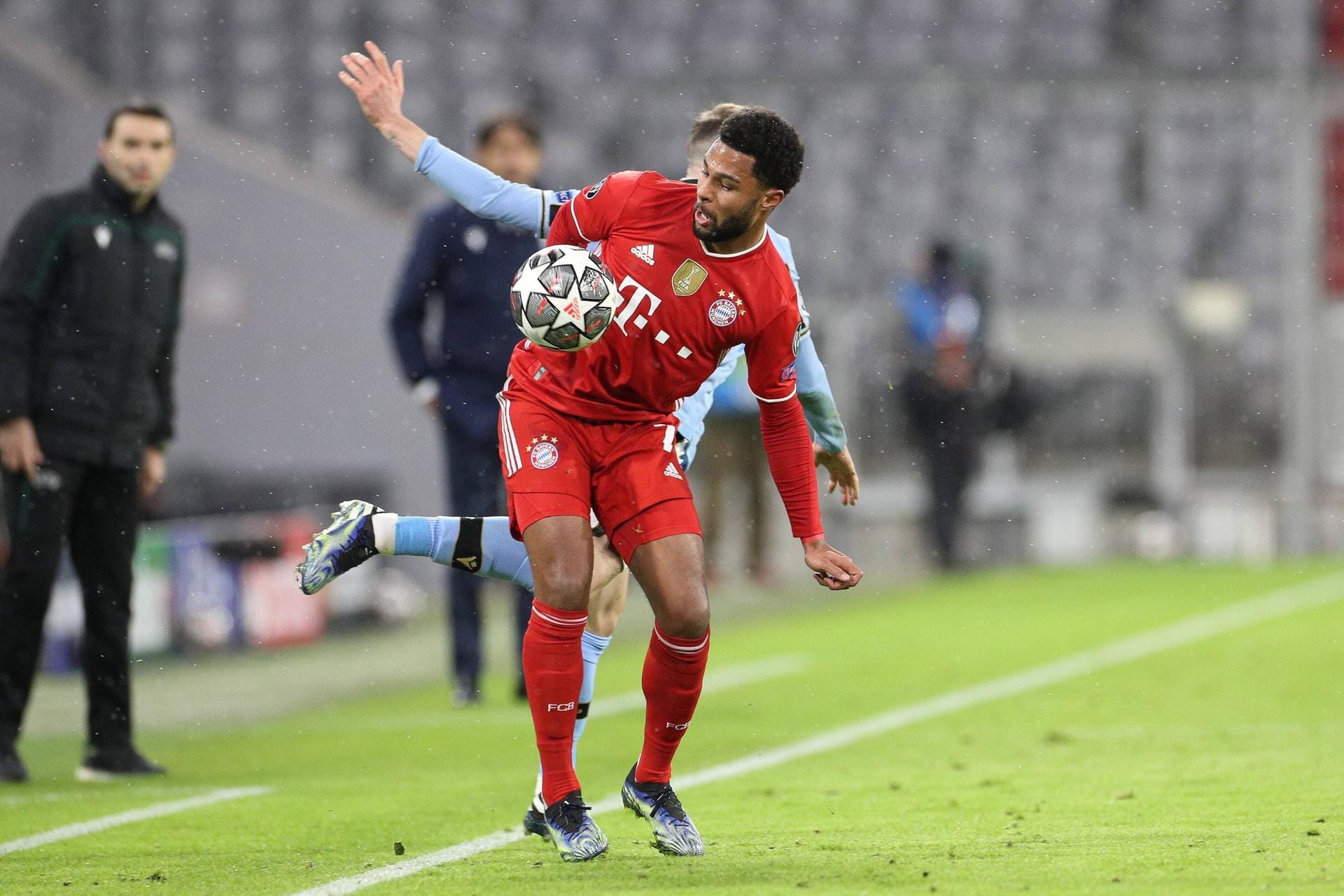 Serge Gnabry: Sammelte Fleißpunkte. Von links nach rechts, diagonal übers Halbfeld, einmal von Eckfahne zu Eckfahne – der Schwabe arbeitete ungemein viel, zündete immer wieder den Turbo. Doch es blieb beim Zünden, weil der Außenangreifer sich wiederholt im italienischen Bollwerk festdribbelte. Manchmal wirkte er einen Tick zu überhastet. Note 3