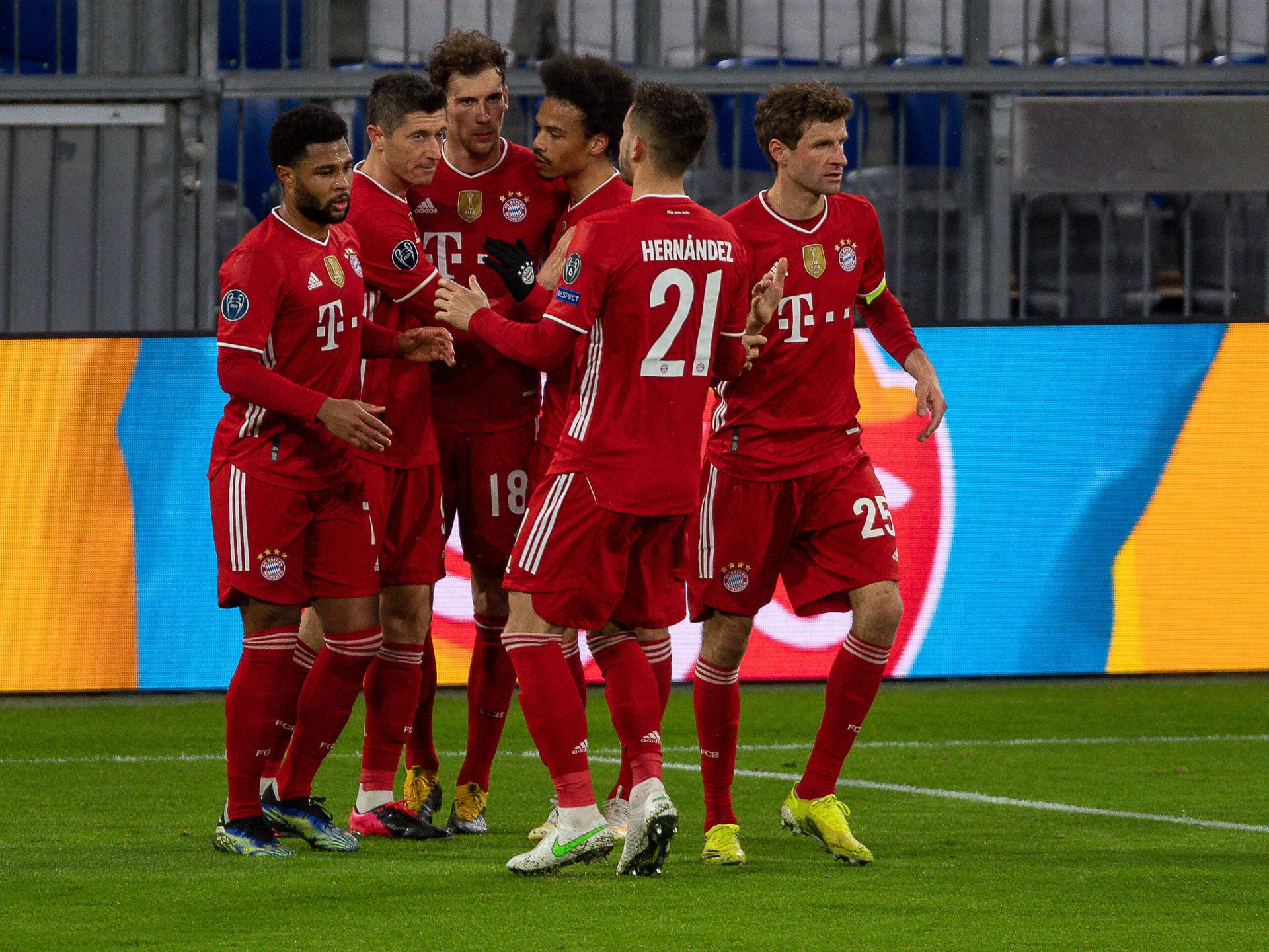 2:1 im Rückspiel gegen Lazio Rom: Der FC Bayern hat sich im Achtelfinale der Champions League durchgesetzt. Dabei konnten aber nicht alle Stars des Rekordmeisters überzeugen. t-online hat die Profis der Münchner einzeln bewertet.