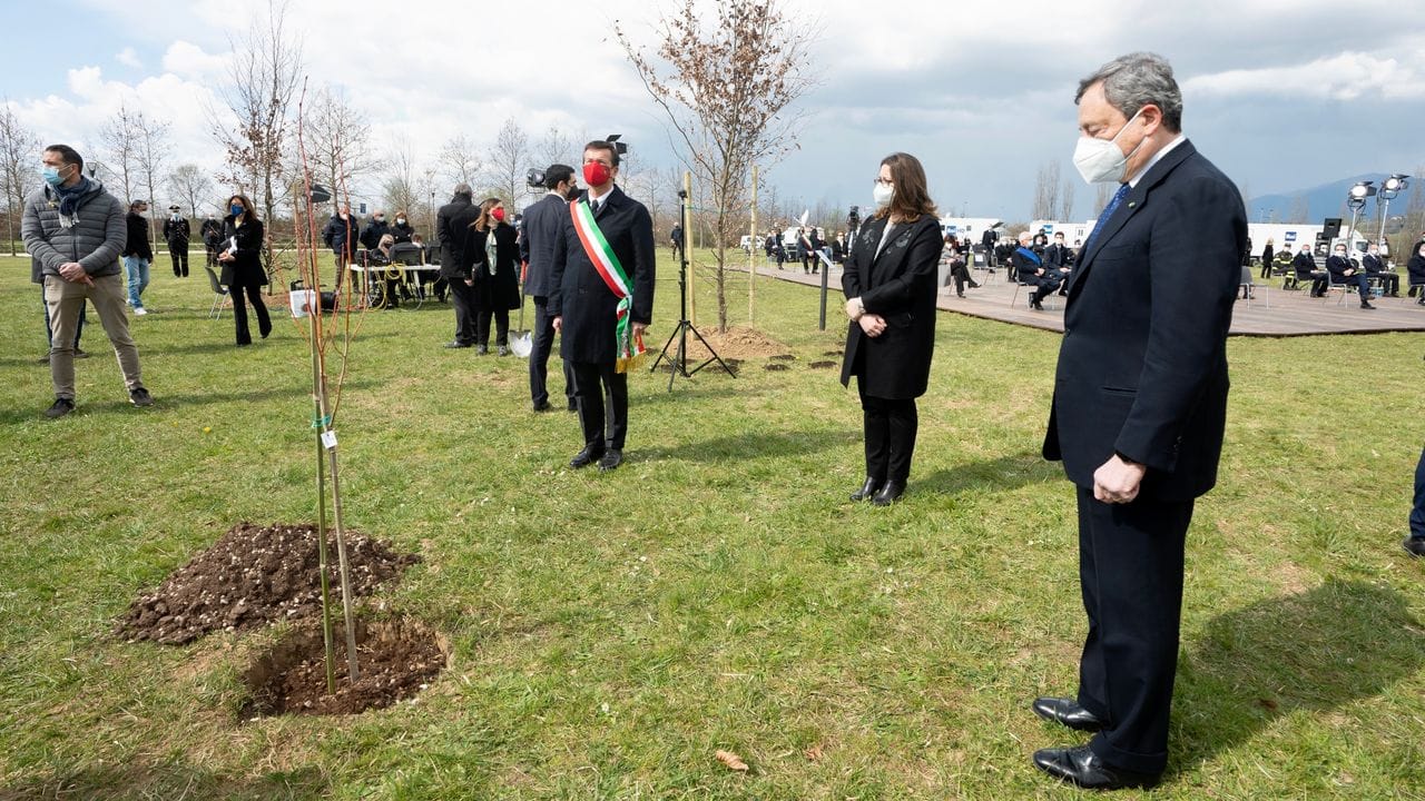 Italiens Premierminister Mario Draghi (r) beim nationalen Gedenktag für die Corona-Opfer in Bergamo.