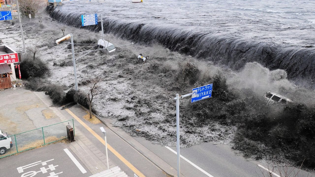 Meterhohe Wellen überfluteten vor uehn Jahren einen Deich in der Nähe der Mündung des Hei-Flusses.