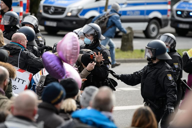 Kassel: Die Proteste gegen Corona-Maßnahmen eskalieren, Demonstranten und Polizei geraten aneinander.