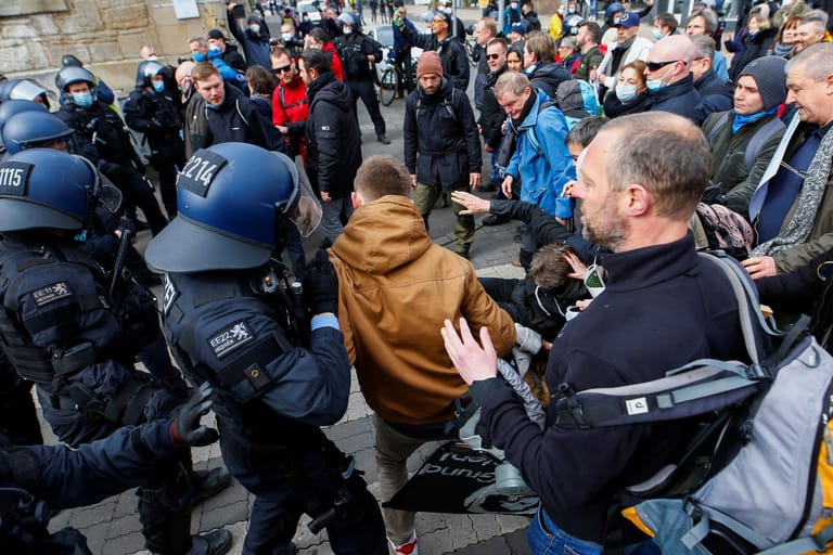 Kassel: Die Proteste gegen Corona-Maßnahmen eskalieren, Demonstranten und Polizei geraten aneinander.