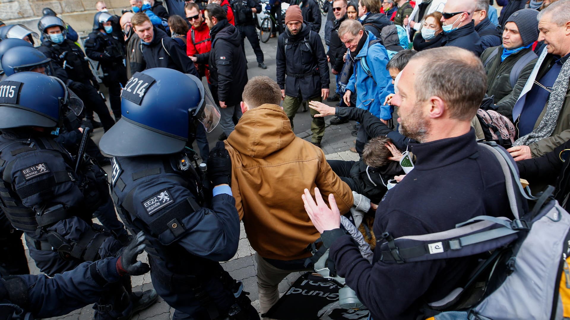 Kassel: Die Proteste gegen Corona-Maßnahmen eskalieren, Demonstranten und Polizei geraten aneinander.