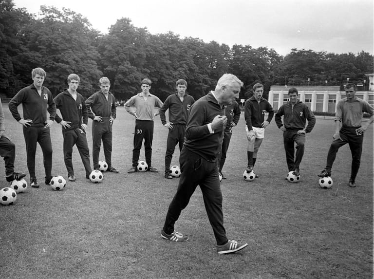 06 08 1966 Training 1 FC Köln Spieler stehen im Kreis vorne Trainer Willi Multhaup der einen Vortr