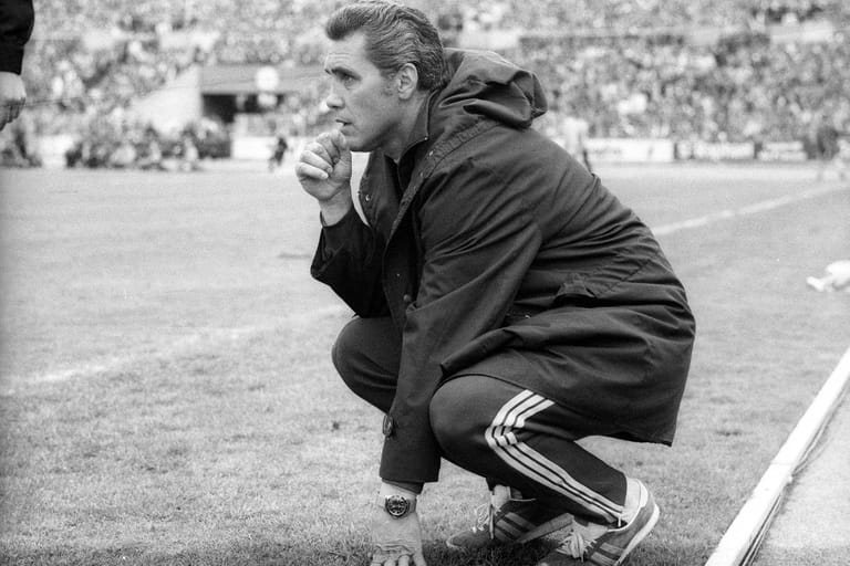 DFB-Pokal Finale, FC Bayern München - 1. FC Köln: Trainer Ernst Ocwirk (Köln) kniet an der Seitenlinie