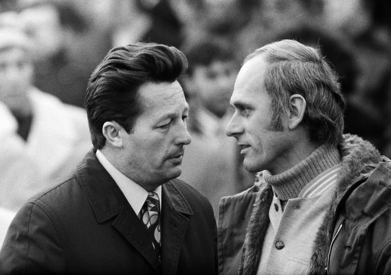 Rudolf "Rudi" Schlott (links), 1972 - 1973 hier im Gespräch mit Udo Latte (damals FC Bayern).