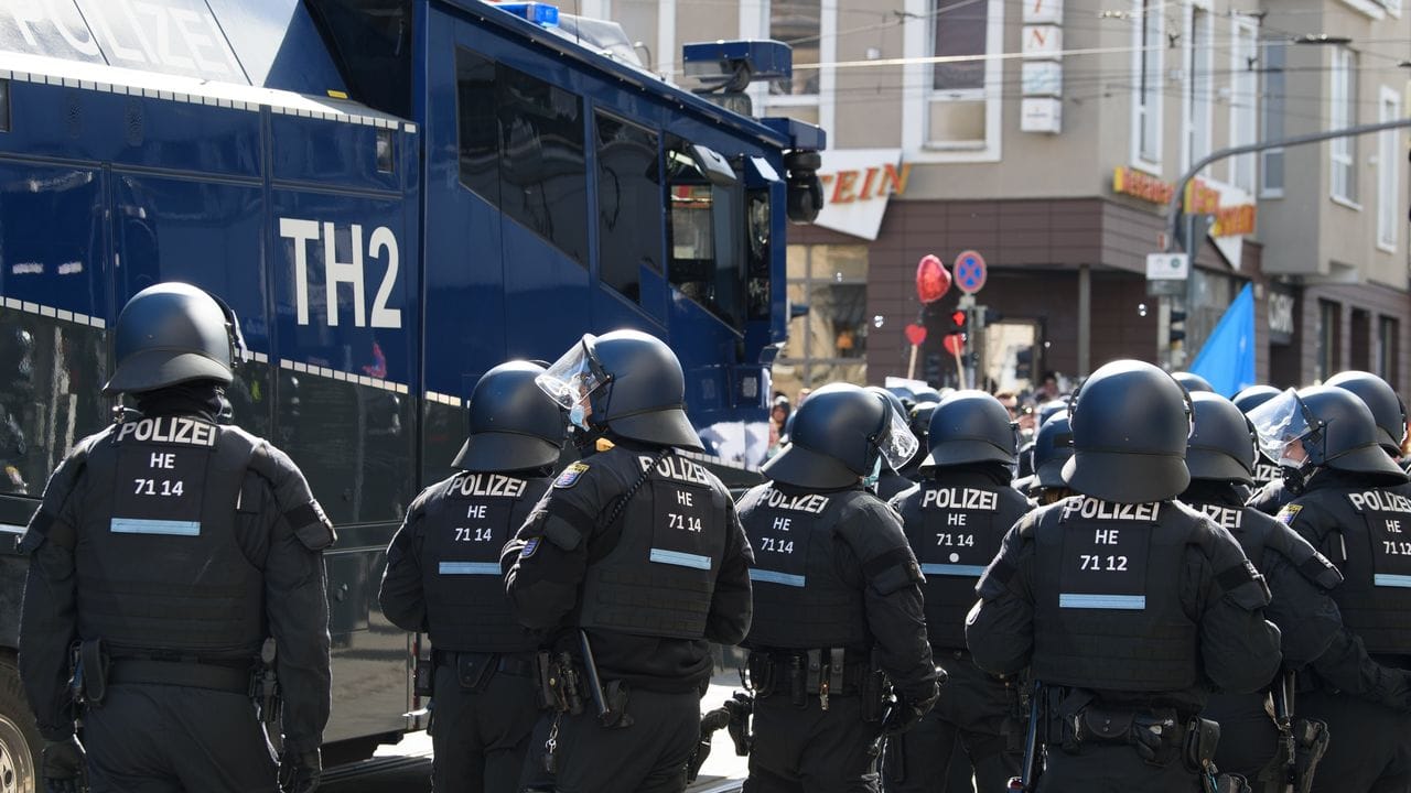 Laut Polizei waren mehrere tausend Menschen in der Innenstadt von Kassel unterwegs und missachteten bei dem nicht angemeldeten Demonstrationszug die Anweisungen der Behörden. Laut Polizei waren mehrere tausend Menschen in der Innenstadt von Kassel unterwegs und missachteten bei dem nicht angemeldeten Demonstrationszug die Anweisungen der Behörden.