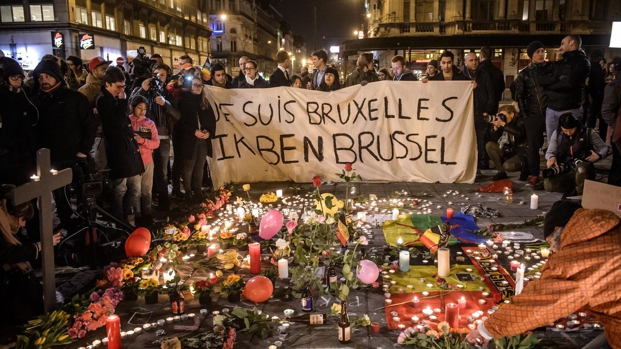 Menschen versammeln sich am Börsenplatz, um der Opfer der Terroranschläge auf die Metro und den Flughafen von Brüssel zu gedenken.