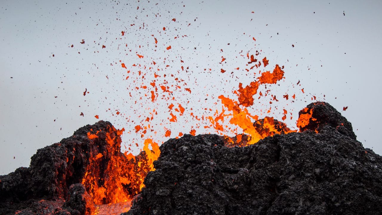 Lava fließt auf der Reykjanes-Halbinsel im Südwesten Islands aus dem Vulkan Fagradalsfjall.