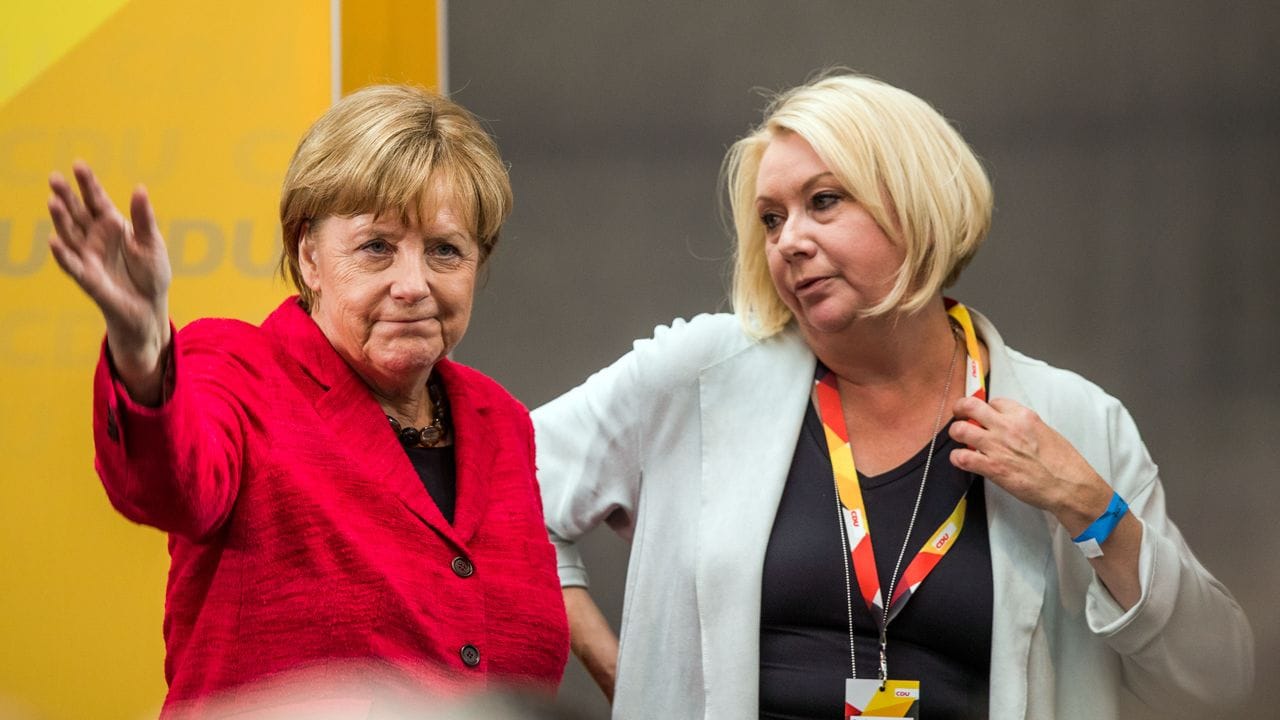 Kanzlerin Angela Merkel und die Bundestagsabgeordnete Karin Strenz (r) bei einem Wahlkampfauftritt in Wismar (Mecklenburg-Vorpommern). Kanzlerin Angela Merkel und die Bundestagsabgeordnete Karin Strenz (r) bei einem Wahlkampfauftritt in Wismar (Mecklenburg-Vorpommern).
