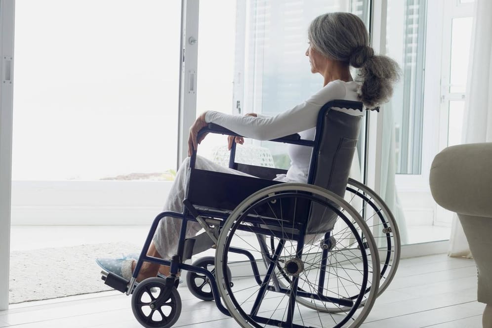 Frau im Rollstuhl (Symbolbild): Eine Erwerbsminderungsrente kann Menschen unterstützen, die nicht mehr voll arbeitsfähig sind.