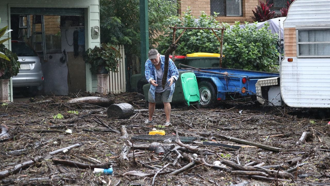 Anwohner Mario Ratko räumt Trümmer vor seinem Haus in Port Macquarie weg.
