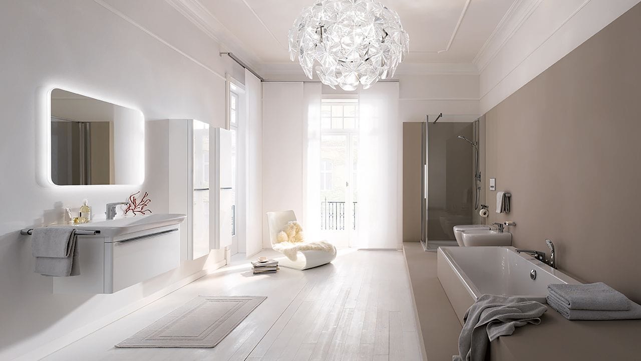 Die angesagten Sandtöne werden im Badezimmer auch in großen Flächen eingesetzt - in Kombination mit Weiß bleiben sie aber weiterhin ein Akzent.