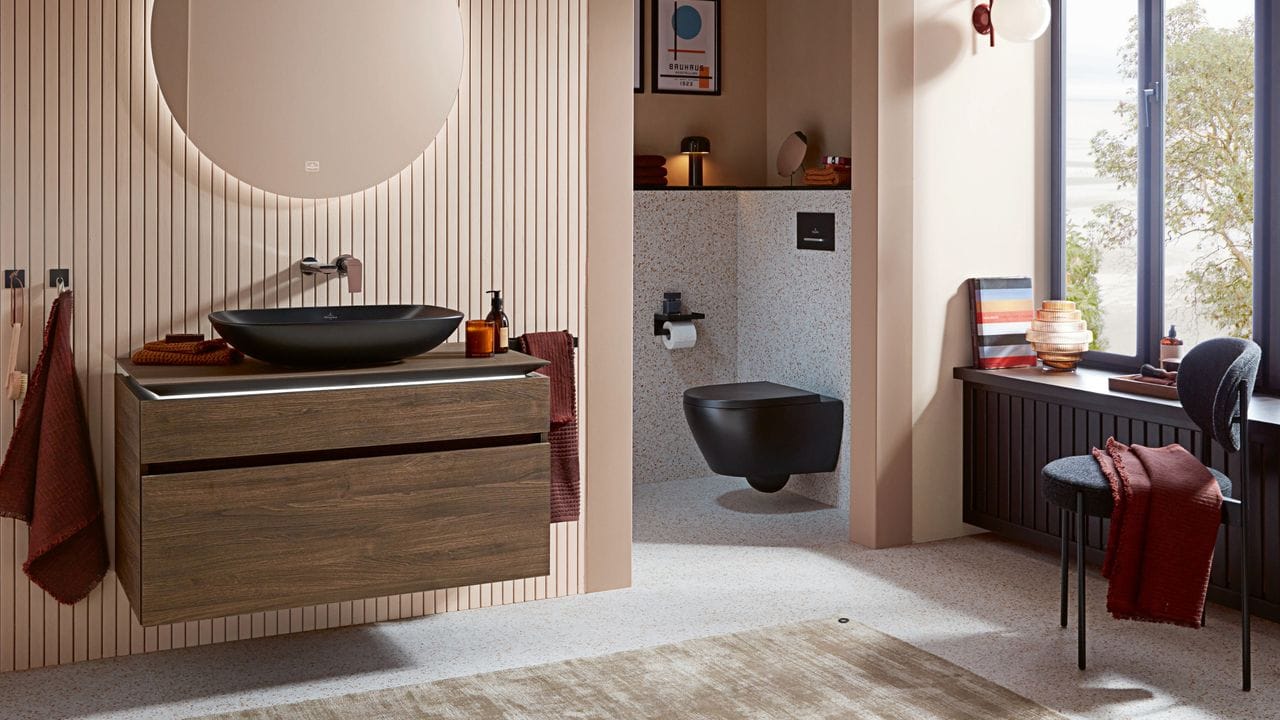 Eine harmonische Mischung von matten Beige-, Braun- und Grautönen liegt im Badezimmer im Trend.