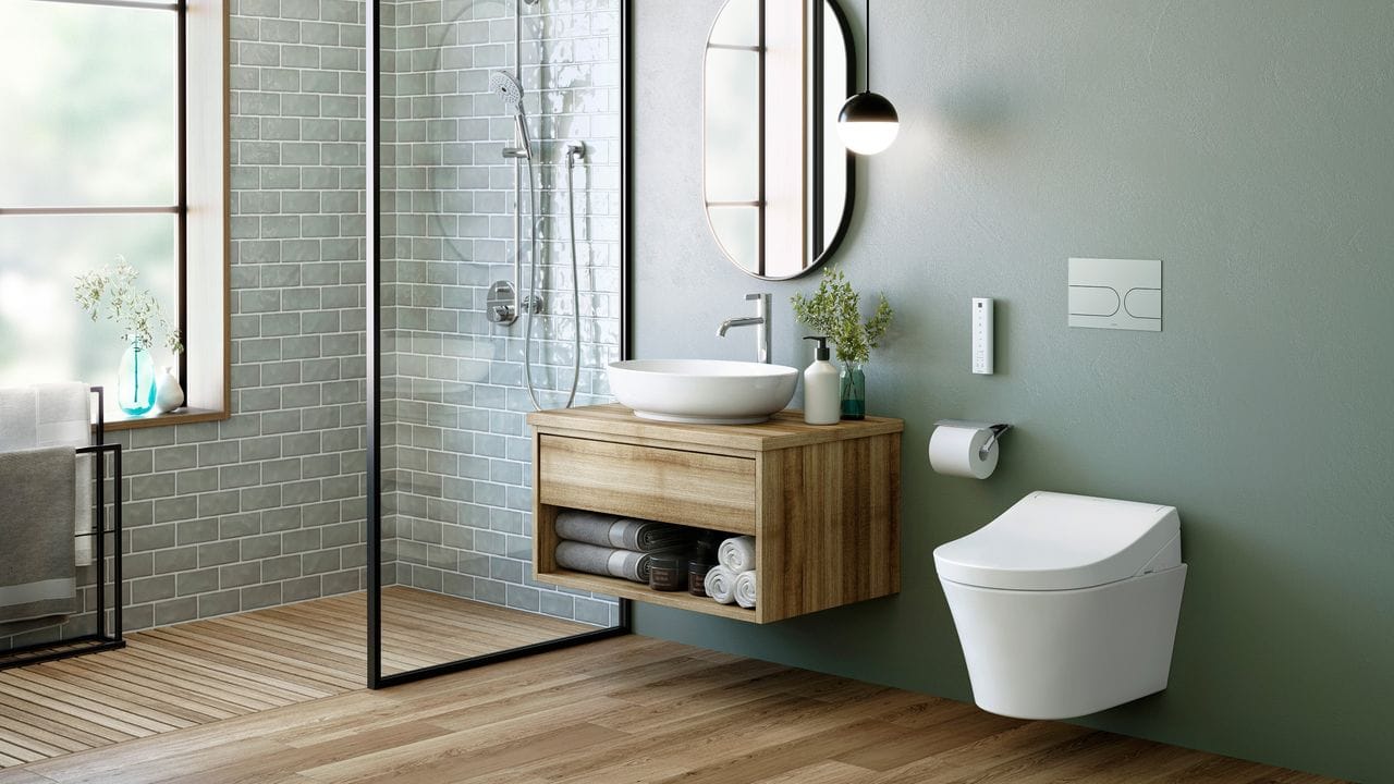 Trotz der neuen Farbigkeit im Badezimmer bleiben viele Keramiken weiß - zum Beispiel die Toilettenschüssel.
