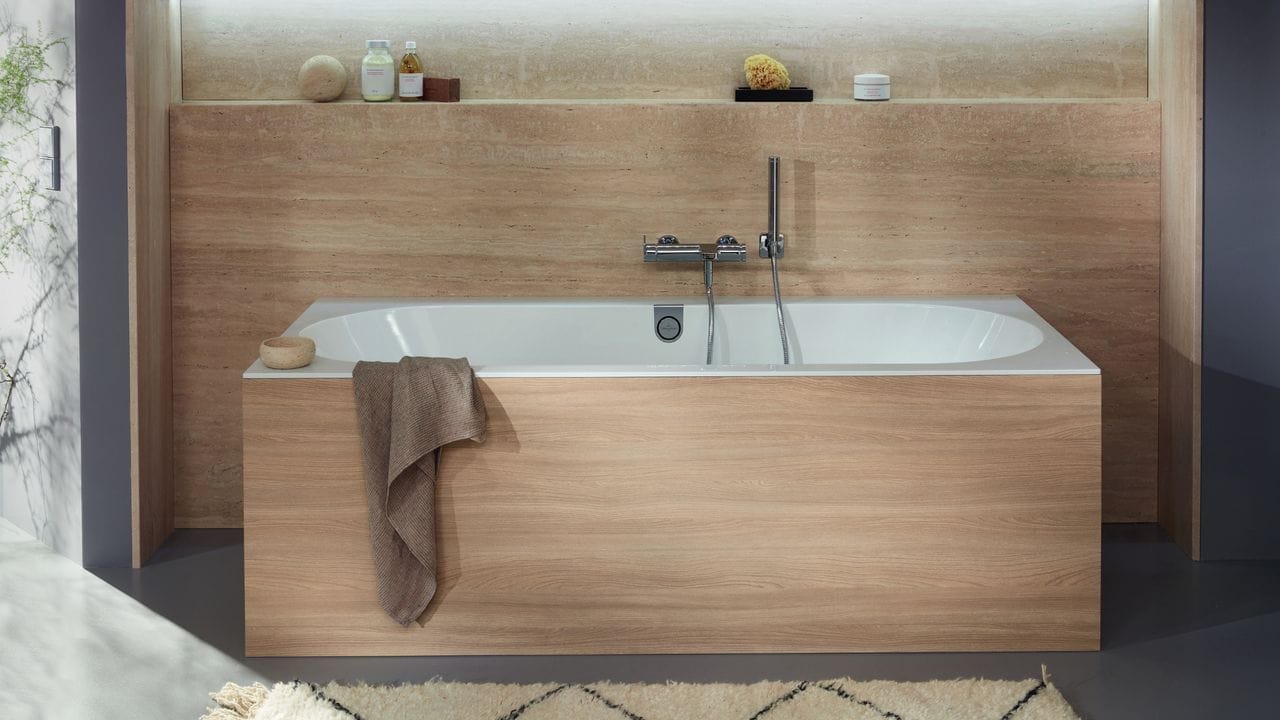 Farbe kommt auch durch die Werkstoffe ins Badezimmer - bei Villeroy & Boch zum Beispiel durch Holz.