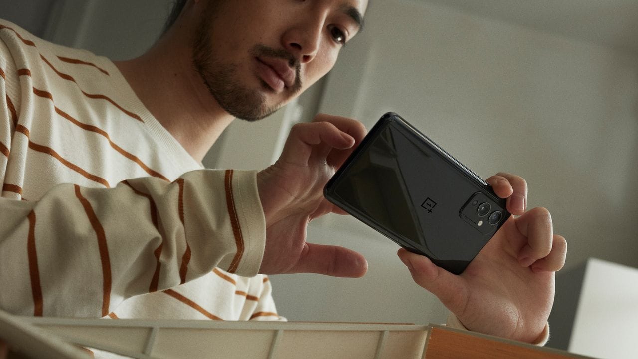 Das Oneplus 9 (erkennbar an den drei Kameralinsen) ist etwas günstiger als das Pro-Modell und kommt Ende April in den Handel. Das Oneplus 9 (erkennbar an den drei Kameralinsen) ist etwas günstiger als das Pro-Modell und kommt Ende April in den Handel.